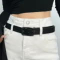 Ceinture en cuir noir avec boucle métallique sculptée vintage sur pantalon en denim blanc - 105cm / Noir