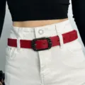 Ceinture rouge vintage gaufrée avec boucle métallique ornée pour accessoiriser vos jeans - 105cm / Rouge