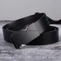Stylischer schwarzer Ledergürtel mit Automatikverschluss und geometrischer Metallschließe. - Metall Dreieck (494)