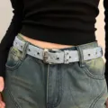 Ceinture en jean bleu pour femme avec œillets métalliques étoiles et boucle classique. - Jean Bleu Clair