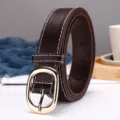 Belle ceinture en cuir marron pour femme avec boucle ovale dorée et coutures blanches. - Boucle Dorée Café