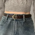 Fine ceinture en cuir marron pour femme avec boucle ardillon dorée, idéale pour jean. - Café Élégant