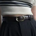 Ceinture en cuir marron minimaliste pour femme avec boucle en métal ovale, accessoire de mode. - Café Élégant