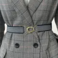 Cinturón elástico de mujer con hebilla metálica dorada, elegante accesorio para vestidos. - Azul y Blanco