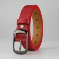 Cintura da donna in pelle rossa con fibbia in metallo, elegante accessorio per jeans. - Rosso
