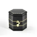 Boîte à bague vintage hexagonale noire en cuir PU pour bijoux avec des lignes dorées. - Boîte à Bague Rétro Hexagonale / Noir