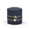 Boîte à bague ronde vintage en cuir PU bleu marine élégante avec une bordure dorée. - Boîte à Bagues Vintage Ovale (J28) / Bleu