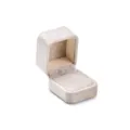 Élégante boîte à bagues en velours beige, design carré arrondi, idéale pour les fiançailles. - Style bague unique / Beige