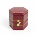 Boîte à bague vintage hexagonale, écrin à bijoux en cuir PU rouge avec bordures dorées. - Boîte à Bague Rétro Hexagonale / Rouge