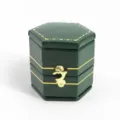 Boîte à bague hexagonale vintage en cuir PU vert foncé avec lignes dorées et fermoir. - Boîte à Bague Rétro Hexagonale / Vert
