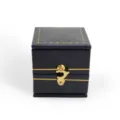 Dunkelblaue Vintage PU Leder Ringbox mit goldenem Metallverschluss und dekorativer Zierde. - Viereckige Retro Ringbox / Blau
