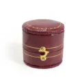 Vintage roter Lederimitat Ringkasten, elegante Schmuckverpackung mit Goldrand und edlem Schloss. - Ovale Retro Ringbox / Rot