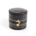 Antike runde Schmuckschatulle aus Leder mit goldenen Verzierungen und Metallverschluss - Ovale Retro Ringbox / Schwarz