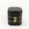 Sechseckige vintage schwarze PU Leder Ring Schachtel Schmuckverpackung mit Goldverschluss. - Abgeschrägte Achteckige Retro Ringbox / Schwarz