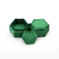 Caja de joyería hexagonal de terciopelo verde, elegante estuche de almacenamiento para anillos. - Caja de Collar Colgante Hexagonal (G116) / Verde