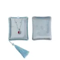 Boîte à bijoux en velours bleu clair avec pompon et élégant collier de pierres précieuses rouges. - Style Collier (G80) / Bleu clair