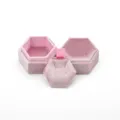 Caja de joyería hexagonal de terciopelo rosa para anillos, elegante estuche de regalo. - Rosa