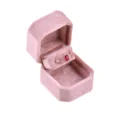 Caja de anillos de terciopelo rosa con un anillo de oro rubí para compromiso. - Caja de Anillos Estilo Sándwich (G118)