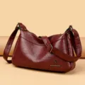 Damen weiche PU Leder Umhängetasche lässige Crossbody Tasche mit verstellbarem Gurt und Metall Logo - Burgunderrot