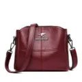 Borsa a tracolla in pelle rossa da donna, elegante borsa da giorno con logo metallico. - Borgogna