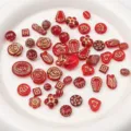 Rote goldene gemischte Acrylperlen Formen DIY handgemachte Armband Halskette Schmuck Zubehör - 500g/Packung (ca. 550 Stk.) / Vintage Goldbemalt Gemischt (Rot)