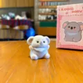 Beflocktes Koala Baby Spielzeug Figuren Variante, süße Deko für Auto und Tisch. - Farbige Box / Koala