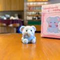 Niedliche blaue Flock-Elefant Figur Spielzeug mit Geschenkbox für Schreibtisch Deko. - Farbige Box / Elefant
