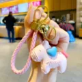 Rosa Leder Pferd Schlüsselanhänger, süßer Taschenanhänger mit blauem Herz und Gold. - Beutelverpackung / Rosa