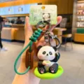 Süßer Panda Schlüsselanhänger mit grünem Seil Cartoon Tier Tasche Anhänger Auto Dekoration - Shu Brokat Stil / 1 Stück/Packung