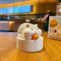 Süsses Kunstharz dicker Hamster Figur Tisch Ornament mit weisser Basis für Deko. - Orangen-Stil