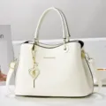 Élégant sac à main blanc en cuir avec pendentif cœur chic et détails dorés pour tous les jours. - Blanc Cassé