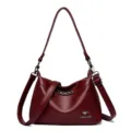 Rode lederen schoudertas met verstelbare riem, elegant design en mooie metalen ketting. - Rood