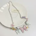 Vue détaillée du collier papillon doux avec des pendentifs en émail coloré pour femmes. - Papillon (Z-1359) / Coloré