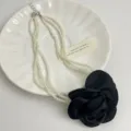 Collana di perle multistrato con fiore di camelia nera elegante choker da donna - Nero