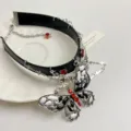 Schicker schwarzer Leder-Choker mit funkelndem Strass-Schmetterling und Kreuzketten. - Schmetterling Halskette (Y-86) / Schwarz