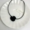 Detailaufnahme einer schwarzen Samtblumen Choker Halskette mit zarter Textur und elegantem Design. - Schwarz