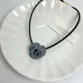 Samt Rosen Blumen Choker Halskette für Damen, sexy schwarzes Samtband mit grauem Blütenanhänger. - Grau