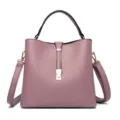 Borsa a mano elegante da donna in pelle PU color malva con chiusura in metallo e tracolla. - Viola