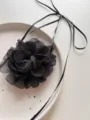 Detailaufnahme der schwarzen 3D Blumenkette, eleganter Choker mit Bändern verziert. - Schwarz