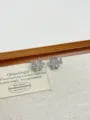 Primer plano detallado de pendientes clip de sol en circón con piedras brillantes en acabado plateado. - Clip de Oreja de Girasol con Strass (EH1024) / Estilo EH1024