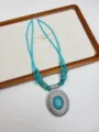 Vista dettagliata della collana bohémien con ciondolo in turchese e doppie perle. - Collana Pendente Disco (XL2609B) / Teal