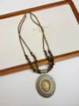 Collana di perle a doppio strato vintage con ciondolo ovale intagliato e pietra naturale. - Collana Pendente Disco (XL2609A) / Marrone