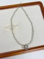 Gedetailleerd overzicht van de parelketting met glinsterende zirkonia schommelpaard hanger voor dames. - Stijl B Paard Ketting (XL2276B)