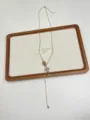 Primo piano sul dettaglio della lunga collana con ciondolo chiave in metallo stile vintage. - Collana Ciondolo Chiave (Stile Catena) (XL2263)