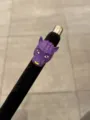 Primo piano dettagliato dell'esclusivo anello con testa di leopardo in smalto viola. - Anello Testa di Leopardo (JZ0300)