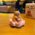 Niedliche Harz Capybara Lotus Holzfisch Figur, Glücks Feng Shui Desktop Auto Ornament. - Wasserschwein