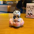 Adorable figurine de panda en résine sur lotus tenant des perles, déco de bureau et voiture. - Panda
