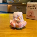 Figurine de cochon en résine mignonne avec base lotus et poisson en bois pour décor de bureau - Petit Cochon