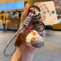 Süßer Harz Holz Schnitzerei Stil kleiner Vogel Schlüsselanhänger kreativer Taschenanhänger - Original Vogellehre Anhänger im Holzschnitzstil - Zebrafink