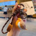 Süßer Harz Holz Schnitzstil kleiner Vogel Schlüsselanhänger kreativer Taschenanhänger - Original Vogellehre Anhänger im Holzschnitzstil - Rotkehlchen